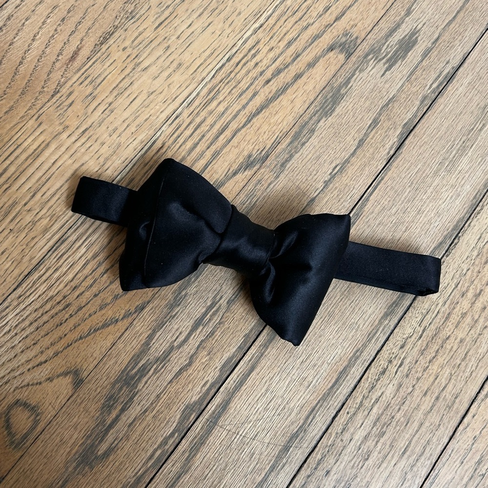 Tom Ford Elegant Black Silk Bow Tie